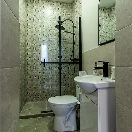 Eiffel Elegance - Stylish