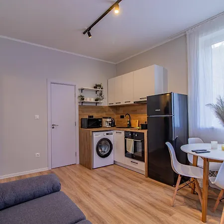 Eiffel Elegance - Stylish